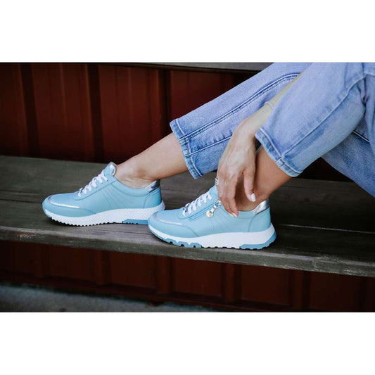 Lifestyle image for Sapporo Zip Casual Sneaker - Blue