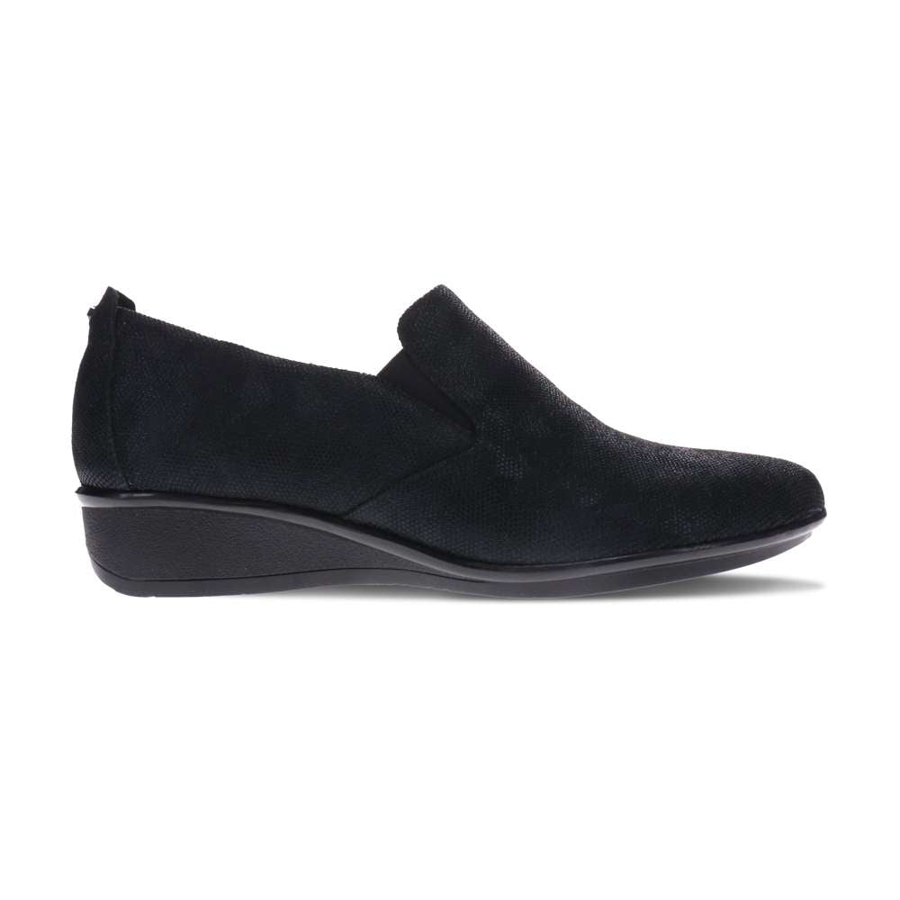 Jamaica Wedged Slip-On - Black Angle