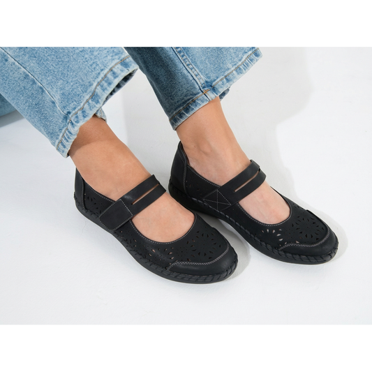 Lifestyle image for Winnie Mary-Jane - Black